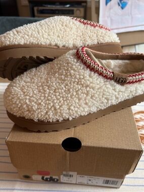 UGG Tasman Maxi Curly Cream Sherpa Slip-On Clog with Red Trim - Size 9